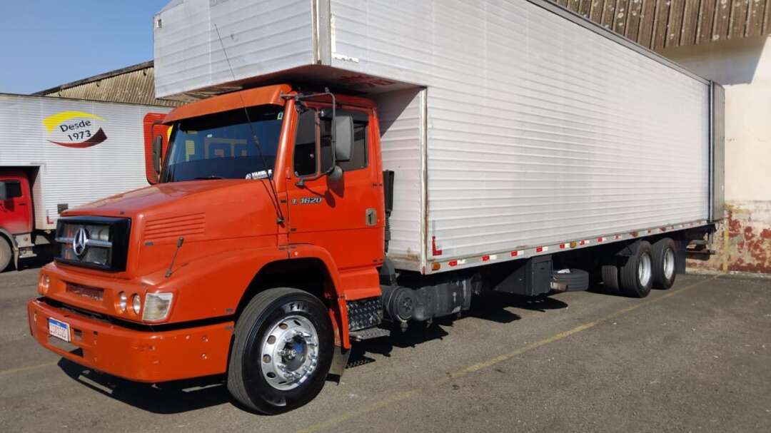 Caminhão MERCEDES BENZ MB 1620 Baú Furgão ANO 2003 de Pátio 43 no Paraná