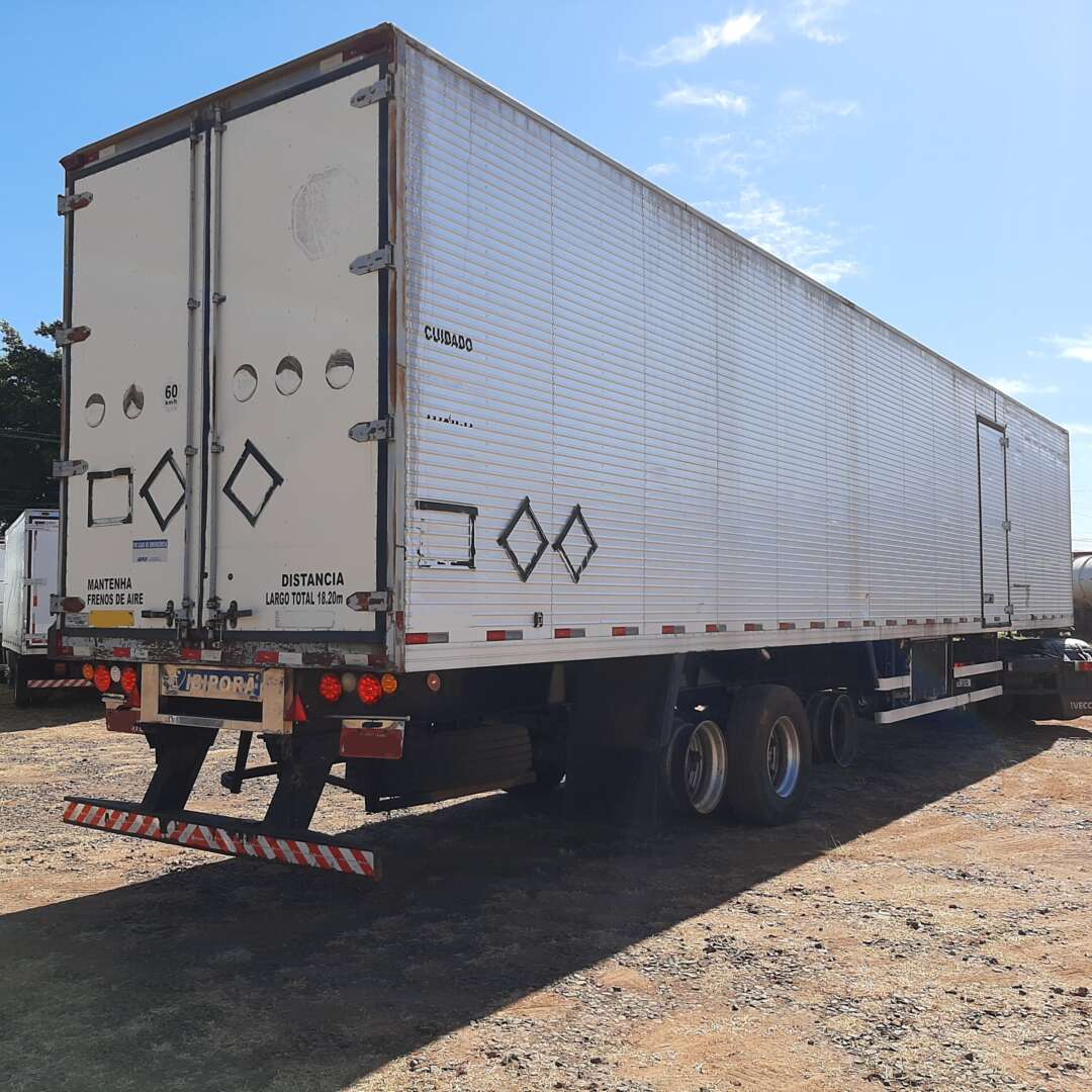 Carreta SEMI-REBOQUE BAU FURGAO Ibipora ANO 2011 3 Eixos de MegaTruck MS no Mato Grosso do Sul