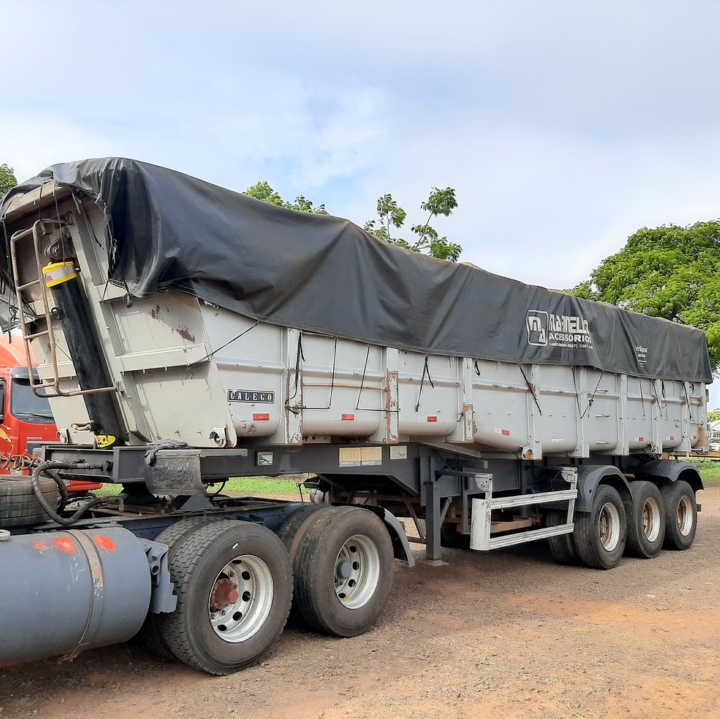 Carreta SEMI-REBOQUE CACAMBA Galego ANO 2015 3 Eixos de MegaTruck MS no Mato Grosso do Sul