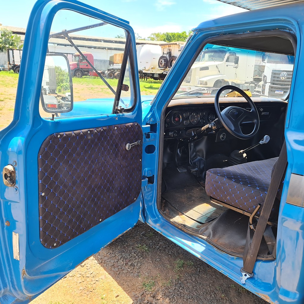 Caminhão FORD F-4000 Baú Furgão ANO 1977 de MegaTruck MS no Mato Grosso do Sul