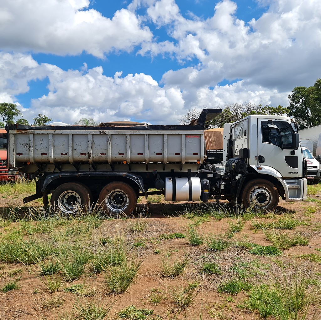 Caminhão FORD CARGO 2423 Caçamba Basculante ANO 2012 de MegaTruck MS no Mato Grosso do Sul