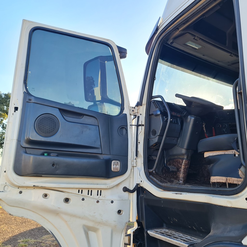 Caminhão VOLVO FH 440 Cavalo Mecânico ANO 2010 de MegaTruck MS no Mato Grosso do Sul