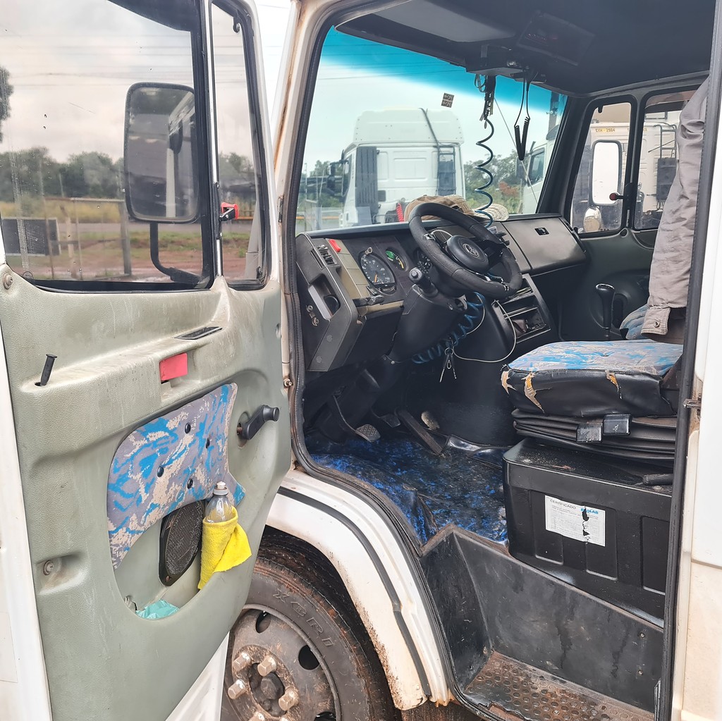 Caminhão MERCEDES BENZ MB 710 Baú Furgão ANO 2004 de MegaTruck MS no Mato Grosso do Sul