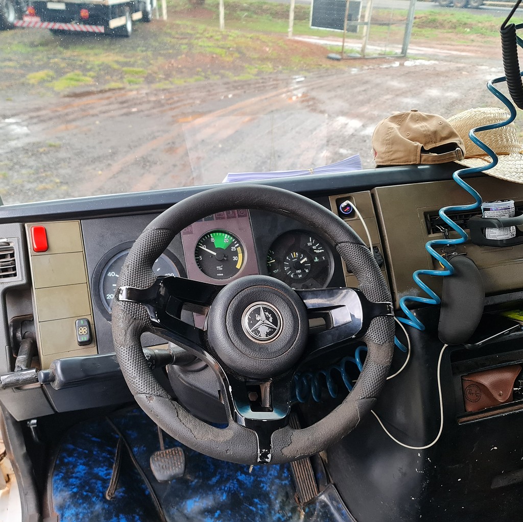 Caminhão MERCEDES BENZ MB 710 Baú Furgão ANO 2004 de MegaTruck MS no Mato Grosso do Sul