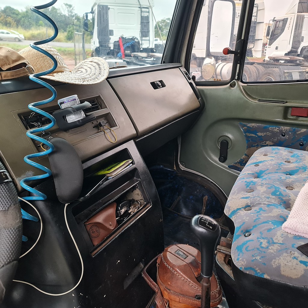 Caminhão MERCEDES BENZ MB 710 Baú Furgão ANO 2004 de MegaTruck MS no Mato Grosso do Sul