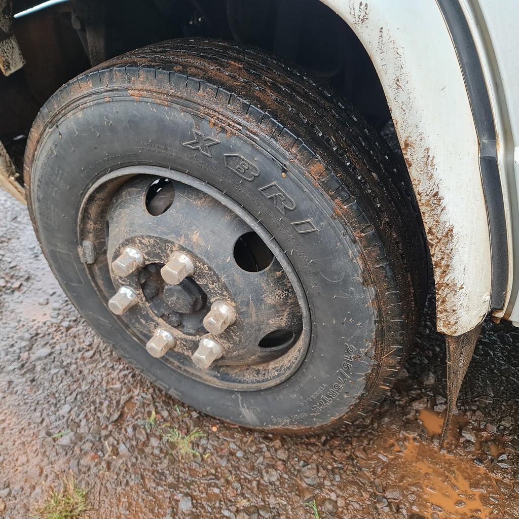 Caminhão MERCEDES BENZ MB 710 Baú Furgão ANO 2004 de MegaTruck MS no Mato Grosso do Sul