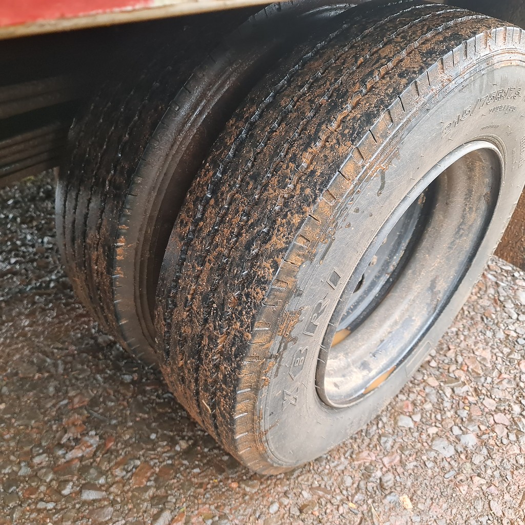 Caminhão MERCEDES BENZ MB 710 Baú Furgão ANO 2004 de MegaTruck MS no Mato Grosso do Sul