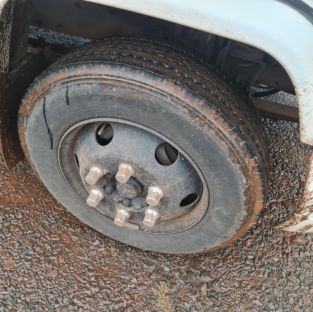 Caminhão MERCEDES BENZ MB 710 Baú Furgão ANO 2004 de MegaTruck MS no Mato Grosso do Sul