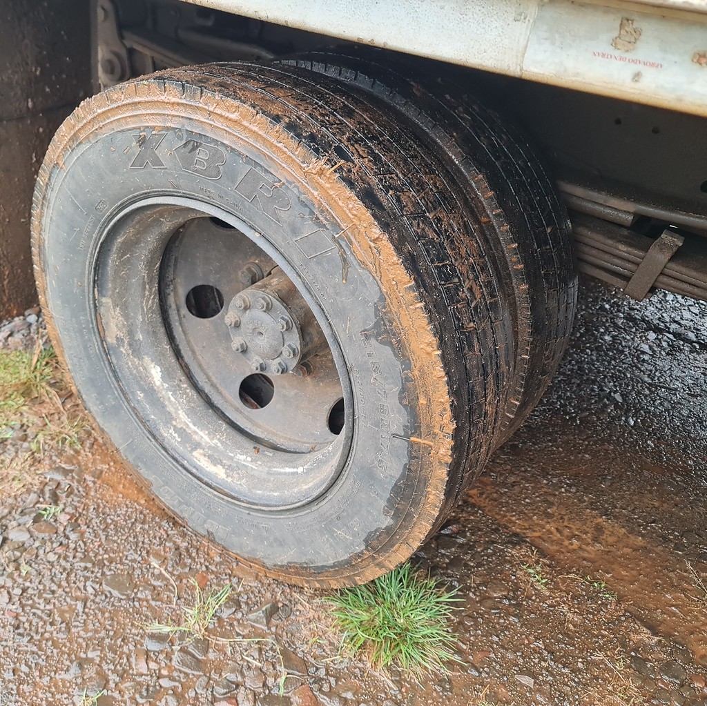 Caminhão MERCEDES BENZ MB 710 Baú Furgão ANO 2004 de MegaTruck MS no Mato Grosso do Sul