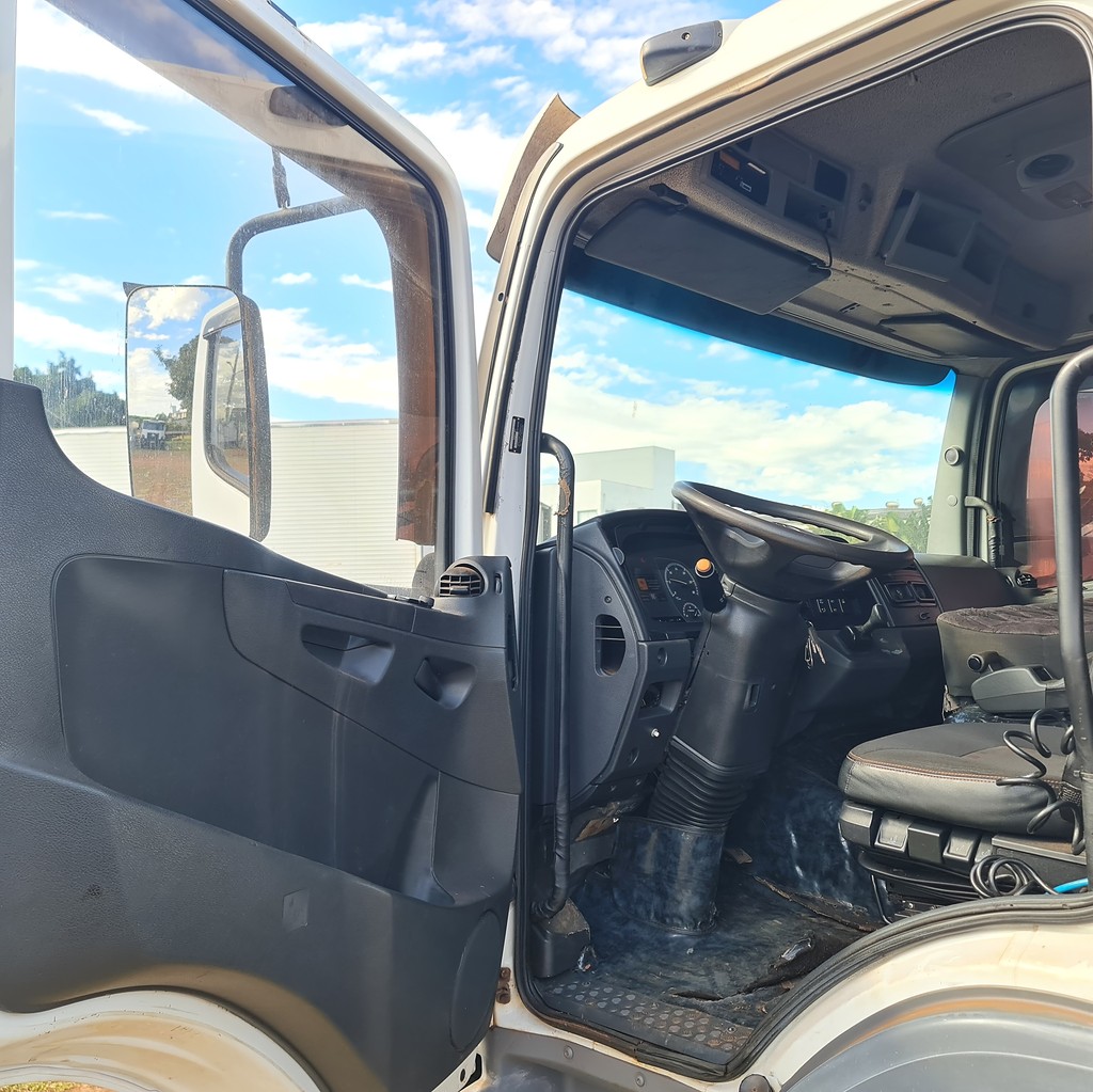 Caminhão MERCEDES BENZ MB 2430 Aves Vivas ANO 2019 de MegaTruck MS no Mato Grosso do Sul