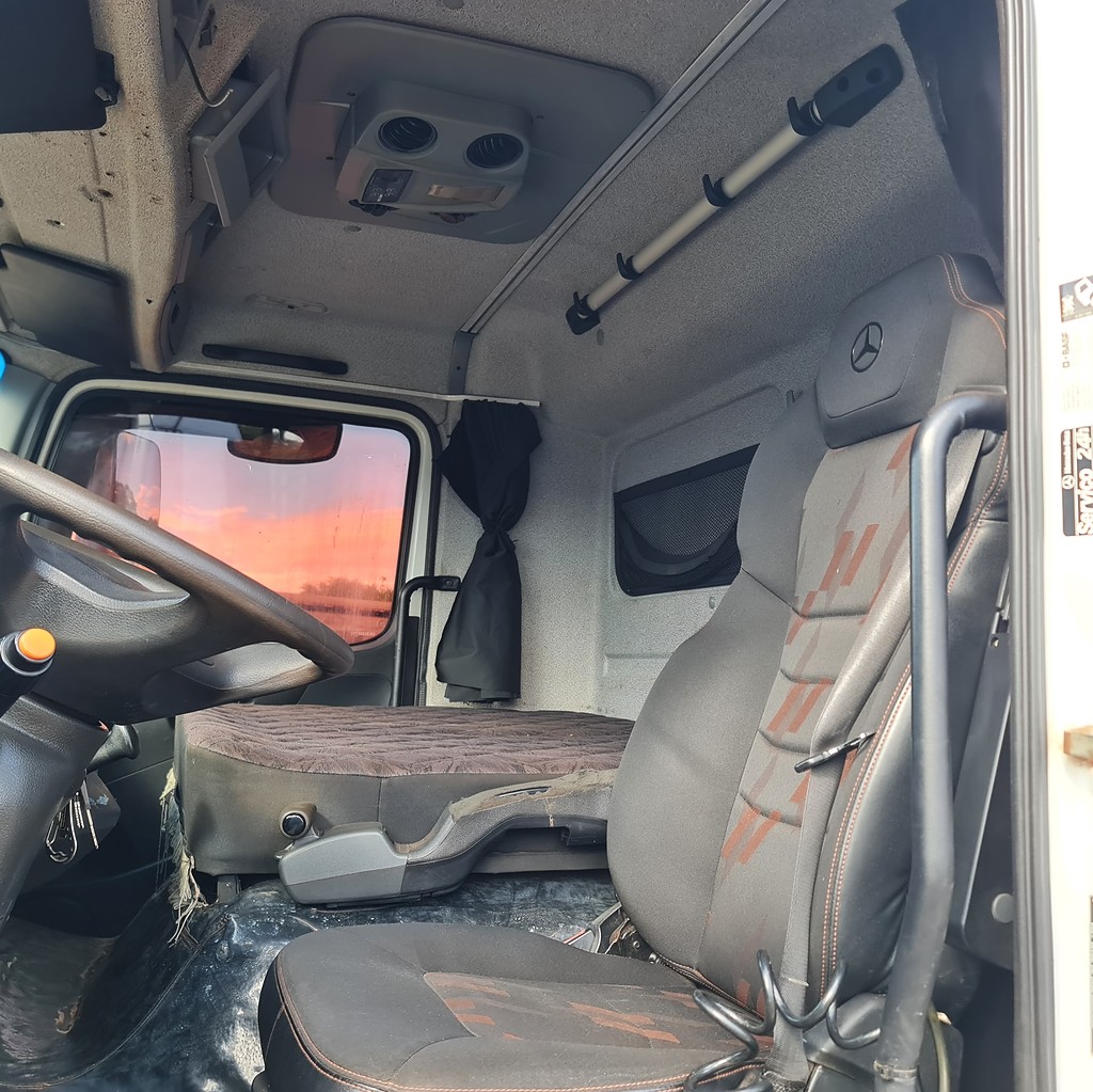 Caminhão MERCEDES BENZ MB 2430 Aves Vivas ANO 2019 de MegaTruck MS no Mato Grosso do Sul