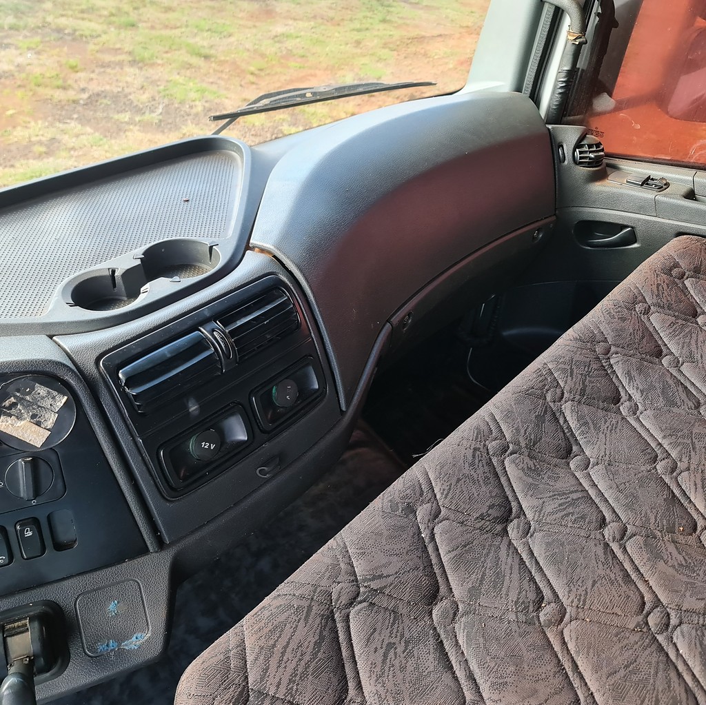 Caminhão MERCEDES BENZ MB 2430 Aves Vivas ANO 2019 de MegaTruck MS no Mato Grosso do Sul