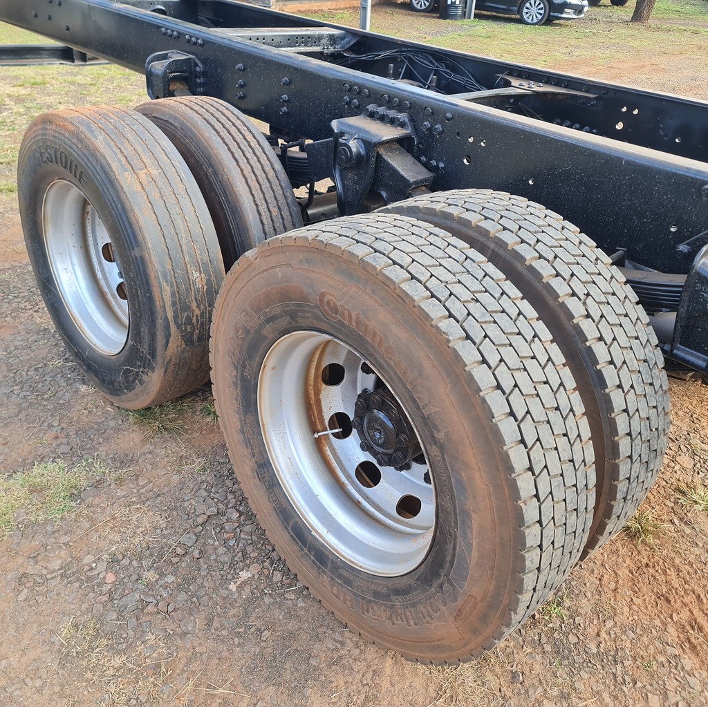 Caminhão MERCEDES BENZ MB 2430 Aves Vivas ANO 2019 de MegaTruck MS no Mato Grosso do Sul