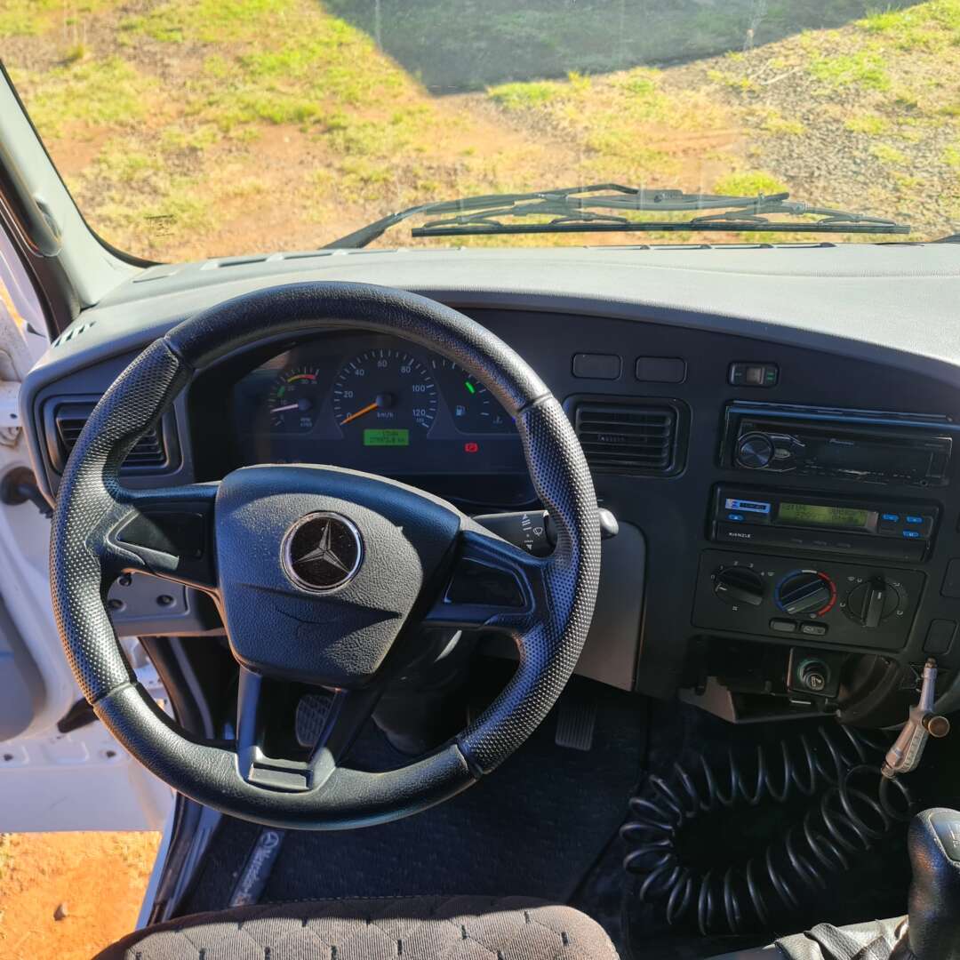 Caminhão MERCEDES BENZ MB&nbsp;915 Carroceria ANO 2006 de MegaTruck MS no Mato Grosso do Sul
