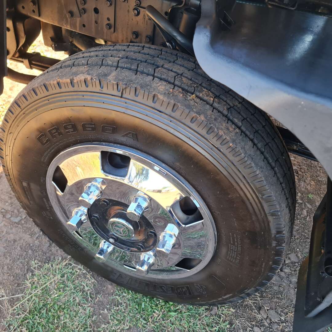 Caminhão MERCEDES BENZ MB&nbsp;915 Carroceria ANO 2006 de MegaTruck MS no Mato Grosso do Sul