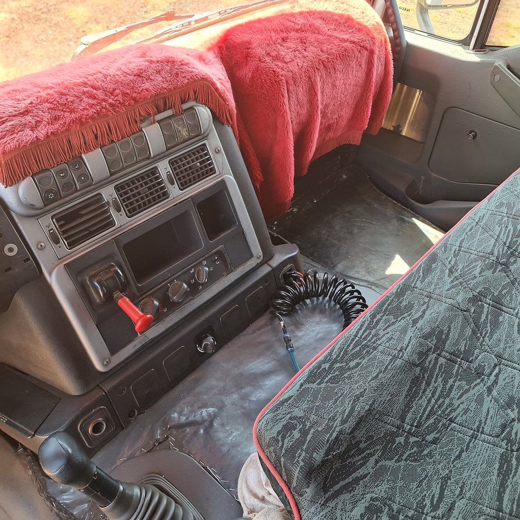 Caminhão IVECO STRALIS 380 Cavalo Mecânico ANO 2011 de MegaTruck MS no Mato Grosso do Sul