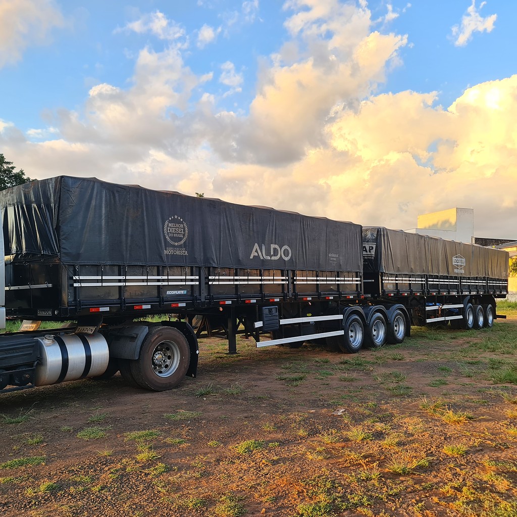 Carreta BITREM 9 EIXOS GRANELEIRO Randon ANO 2013 6 Eixos de MegaTruck MS no Mato Grosso do Sul
