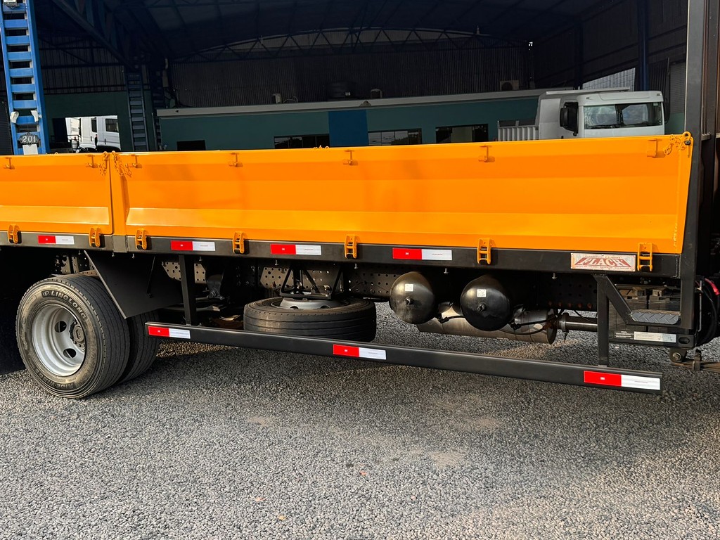 Caminhão VOLKSWAGEN VW 11180 Carroceria ANO 2023 de Comovel Veículos em São Paulo
