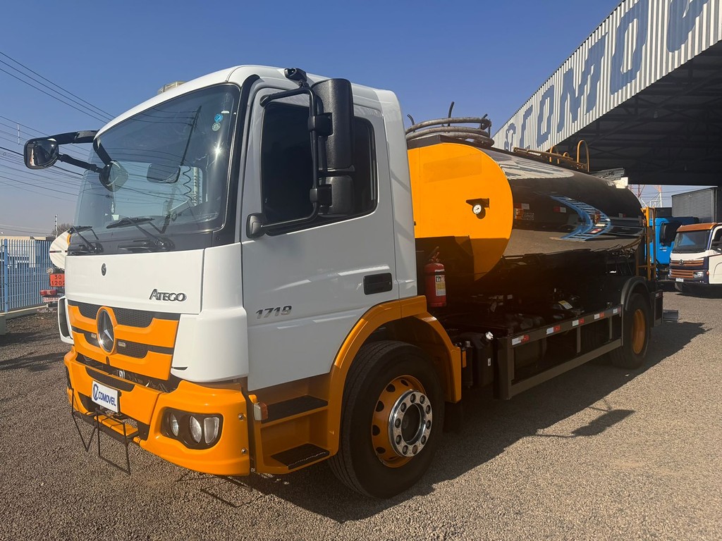 Caminhão MERCEDES BENZ MB 1719 Outras ANO 2023 de Comovel Veículos em São Paulo