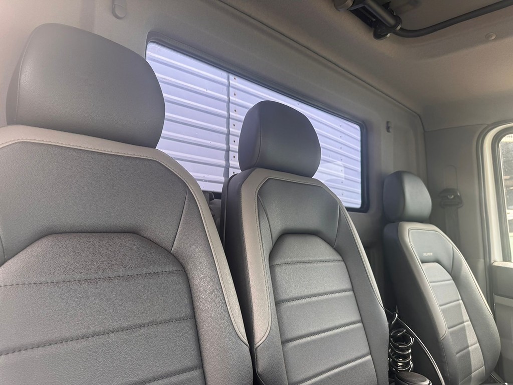 Caminhão VOLKSWAGEN VW 11180 Baú Furgão ANO 2023 de Comovel Veículos em São Paulo