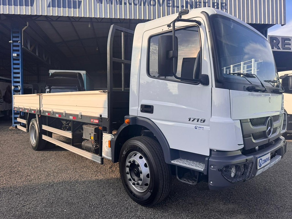 Caminhão MERCEDES BENZ MB 1719 Carroceria ANO 2021 de Comovel Veículos em São Paulo