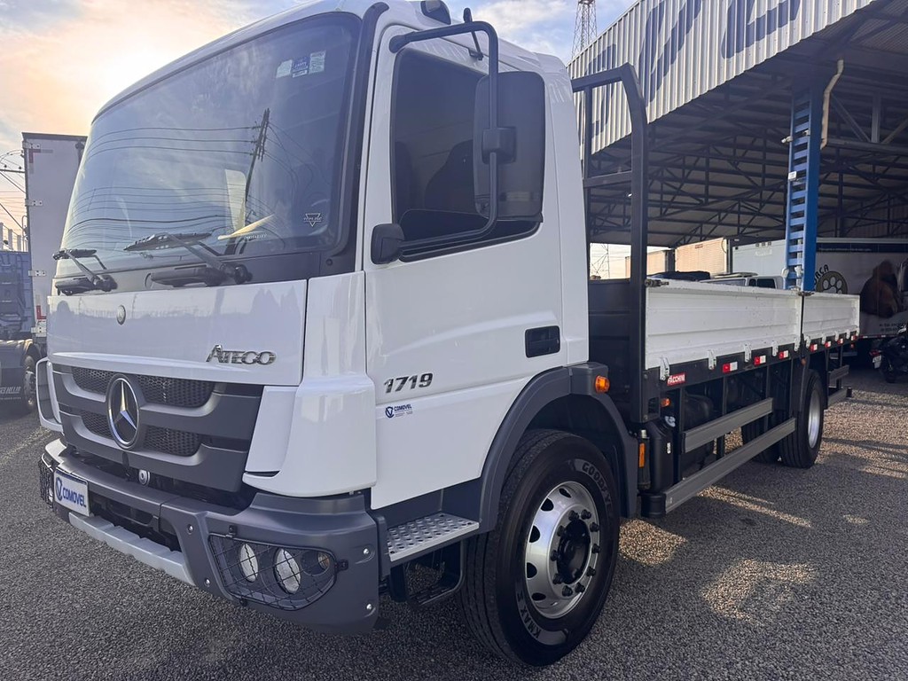 Caminhão MERCEDES BENZ MB 1719 Carroceria ANO 2021 de Comovel Veículos em São Paulo
