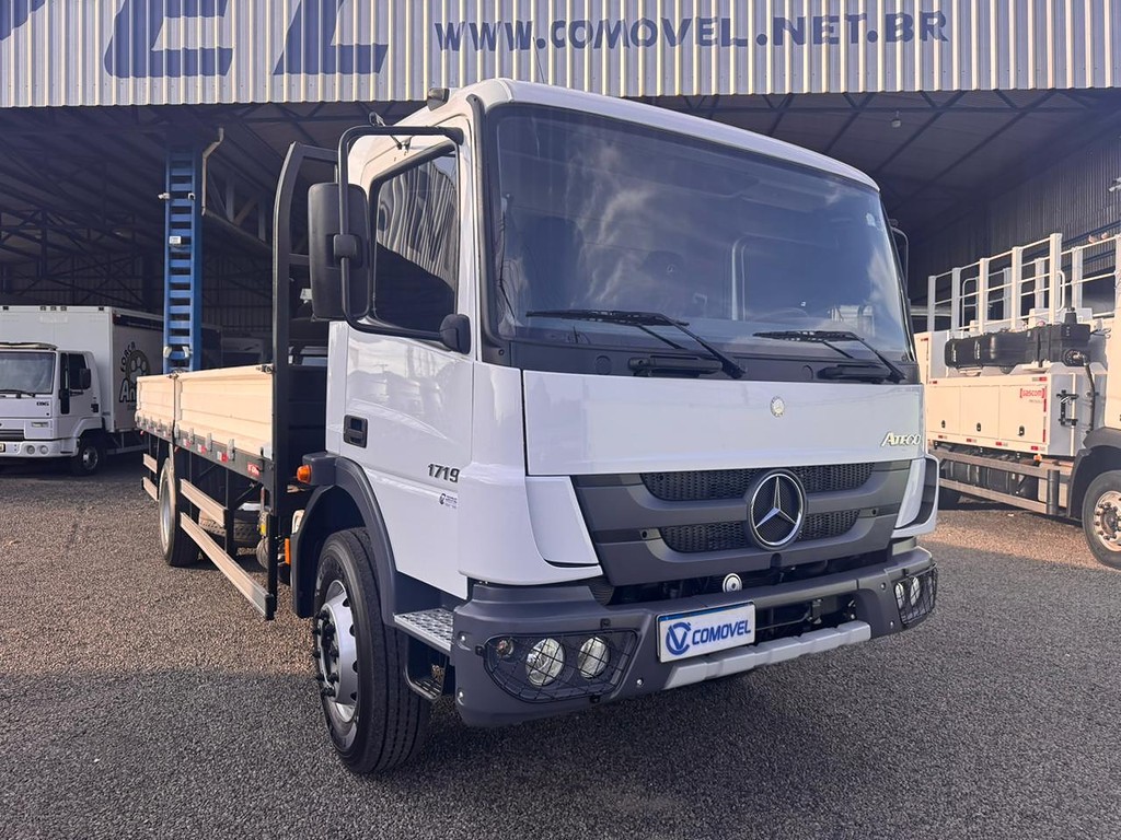 Caminhão MERCEDES BENZ MB 1719 Carroceria ANO 2021 de Comovel Veículos em São Paulo