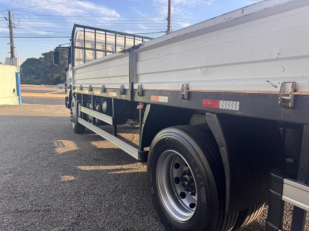 Caminhão MERCEDES BENZ MB 1719 Carroceria ANO 2021 de Comovel Veículos em São Paulo