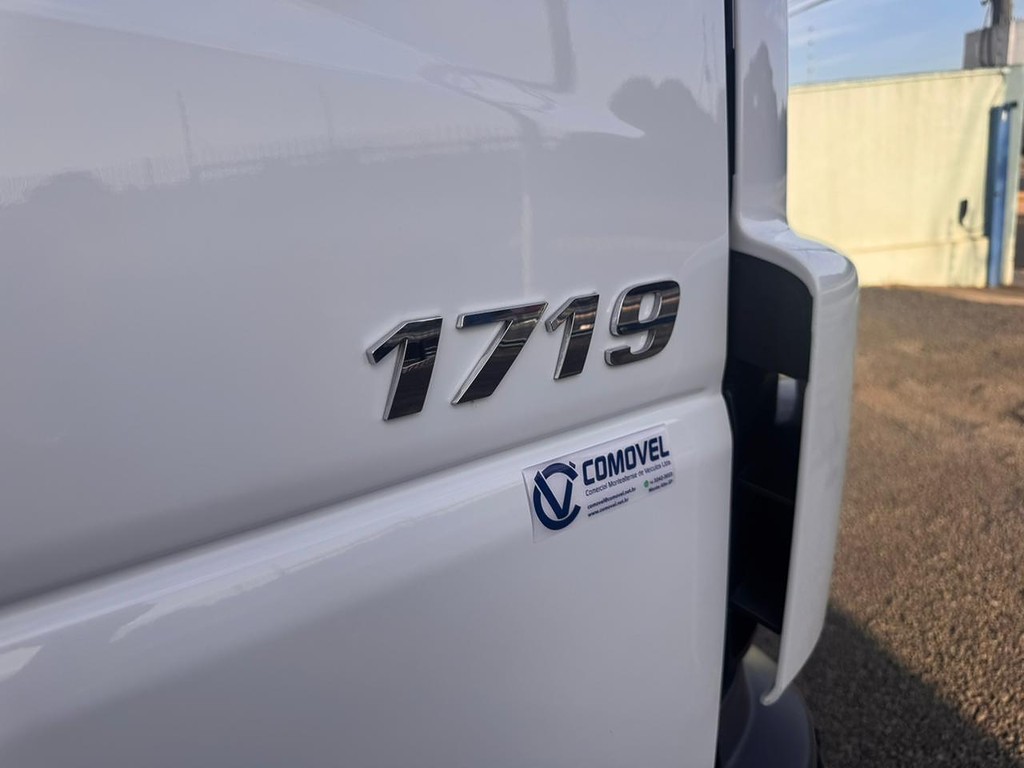 Caminhão MERCEDES BENZ MB 1719 Carroceria ANO 2021 de Comovel Veículos em São Paulo