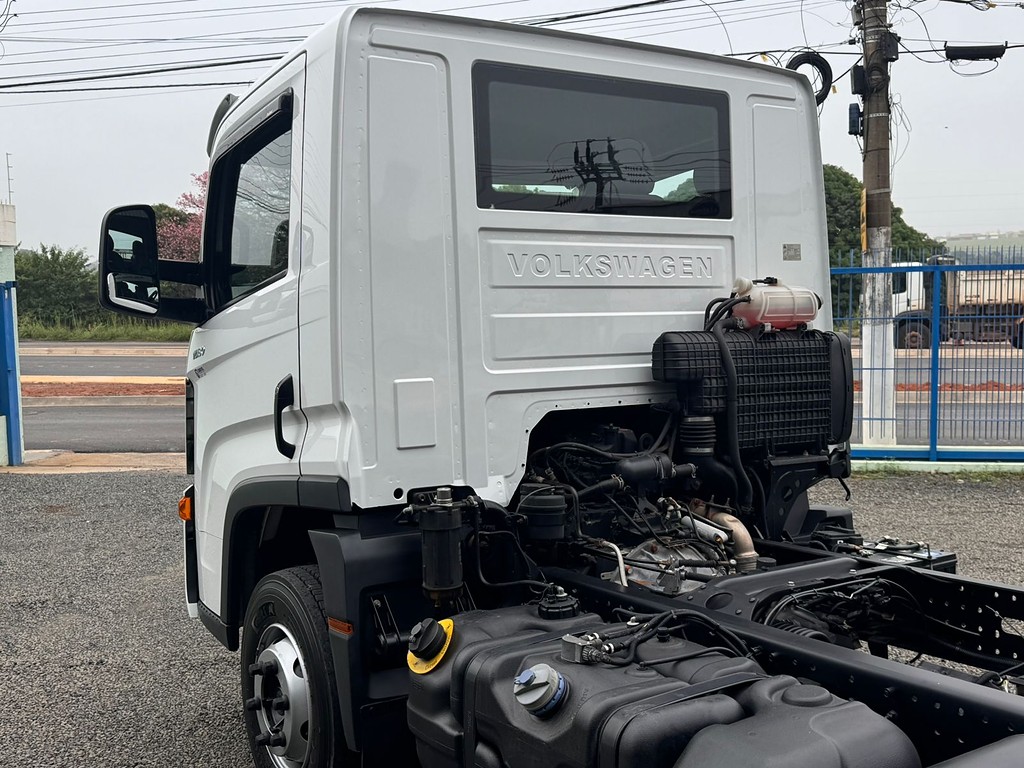 Caminhão VOLKSWAGEN VW 11180 Chassis ANO 2023 de Comovel Veículos em São Paulo