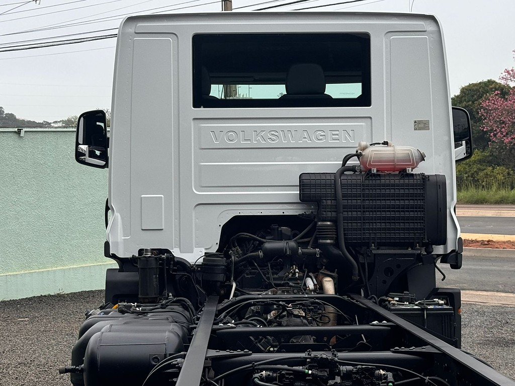 Caminhão VOLKSWAGEN VW 11180 Chassis ANO 2023 de Comovel Veículos em São Paulo