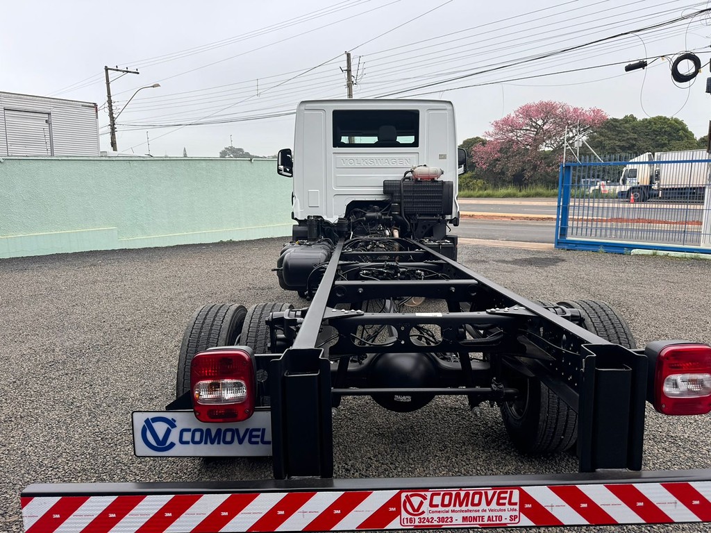 Caminhão VOLKSWAGEN VW 11180 Chassis ANO 2023 de Comovel Veículos em São Paulo