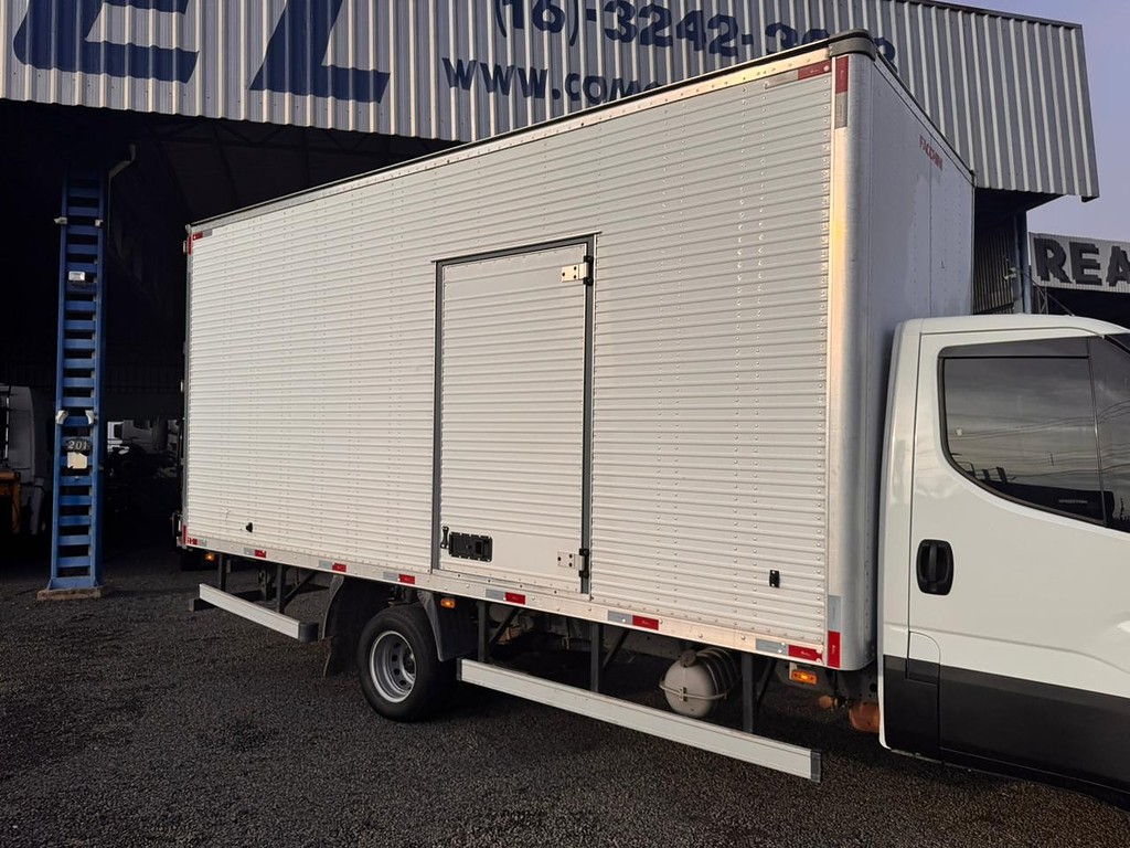 Caminhão IVECO DAILY 65-170 Baú Furgão ANO 2022 de Comovel Veículos em São Paulo