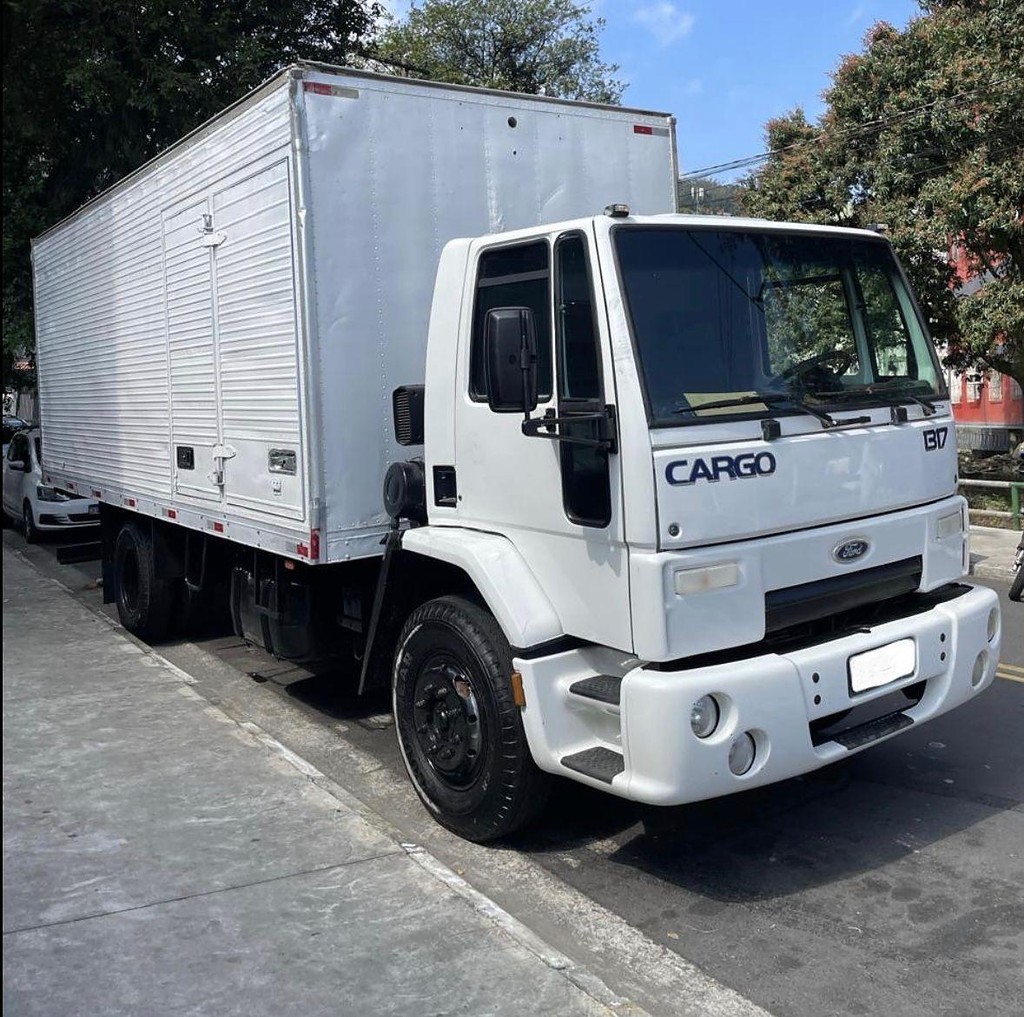 Caminhão FORD CARGO 1317 Baú Furgão ANO 2009 de Venda Truck Anúncios Santos SP em São Paulo