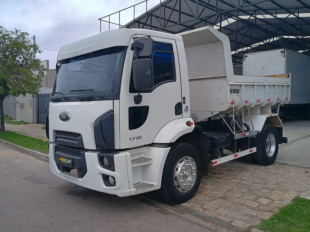 Caminhão FORD CARGO 1719 Caçamba Basculante ANO 2014 de 1.000CAR Curitiba no Paraná