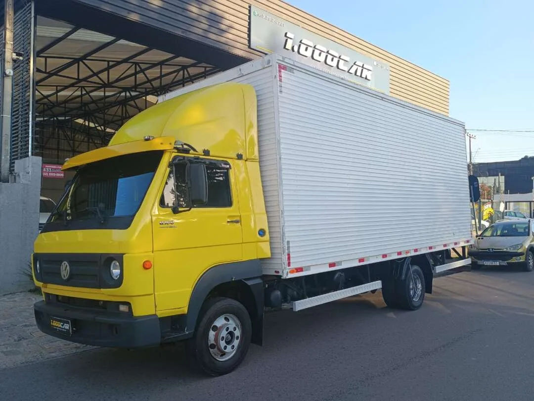 Caminhão VOLKSWAGEN VW 8160 Baú Furgão ANO 2015 de 1.000CAR Curitiba no Paraná