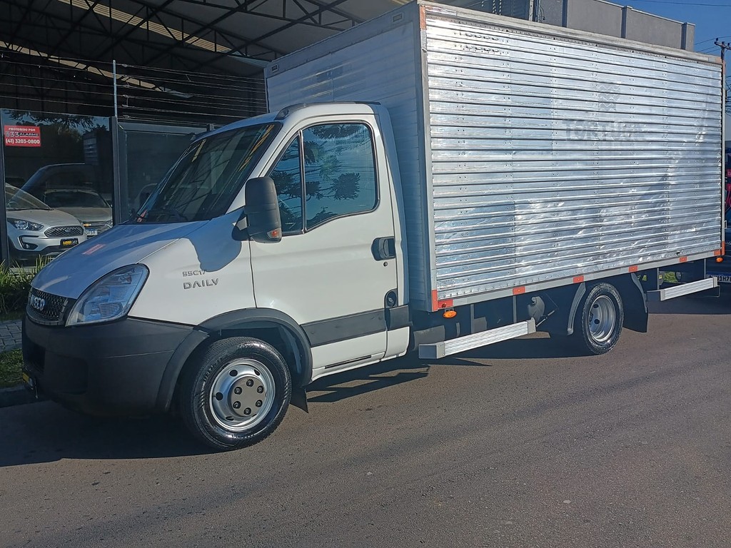 Caminhão IVECO DAILY 55c17 Baú Furgão ANO 2015 de 1.000CAR Curitiba no Paraná