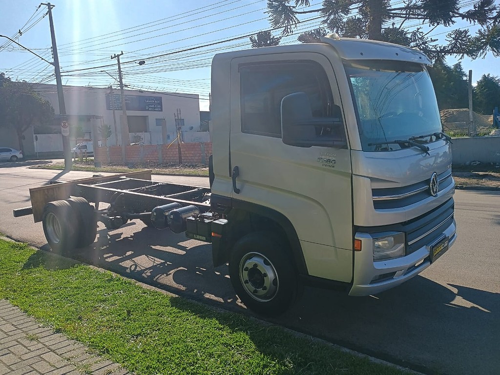 Caminhão VOLKSWAGEN VW 11180 Chassis ANO 2021 de 1.000CAR Curitiba no Paraná