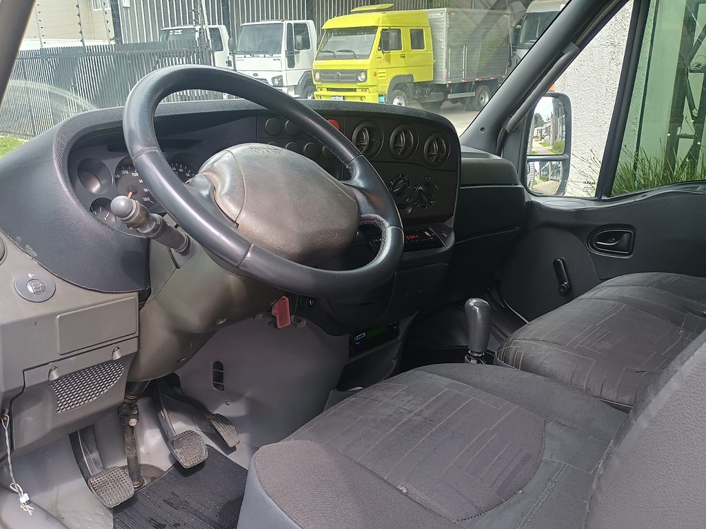 Caminhão IVECO DAILY 55c16 Baú Furgão ANO 2011 de 1.000CAR Curitiba no Paraná