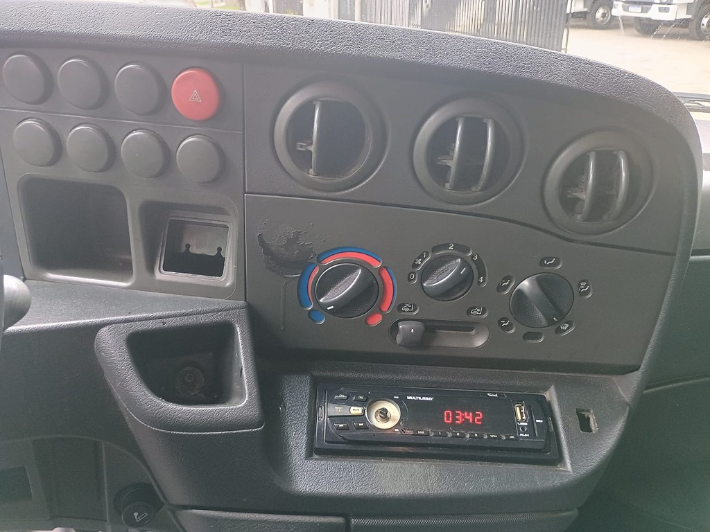 Caminhão IVECO DAILY 55c16 Baú Furgão ANO 2011 de 1.000CAR Curitiba no Paraná