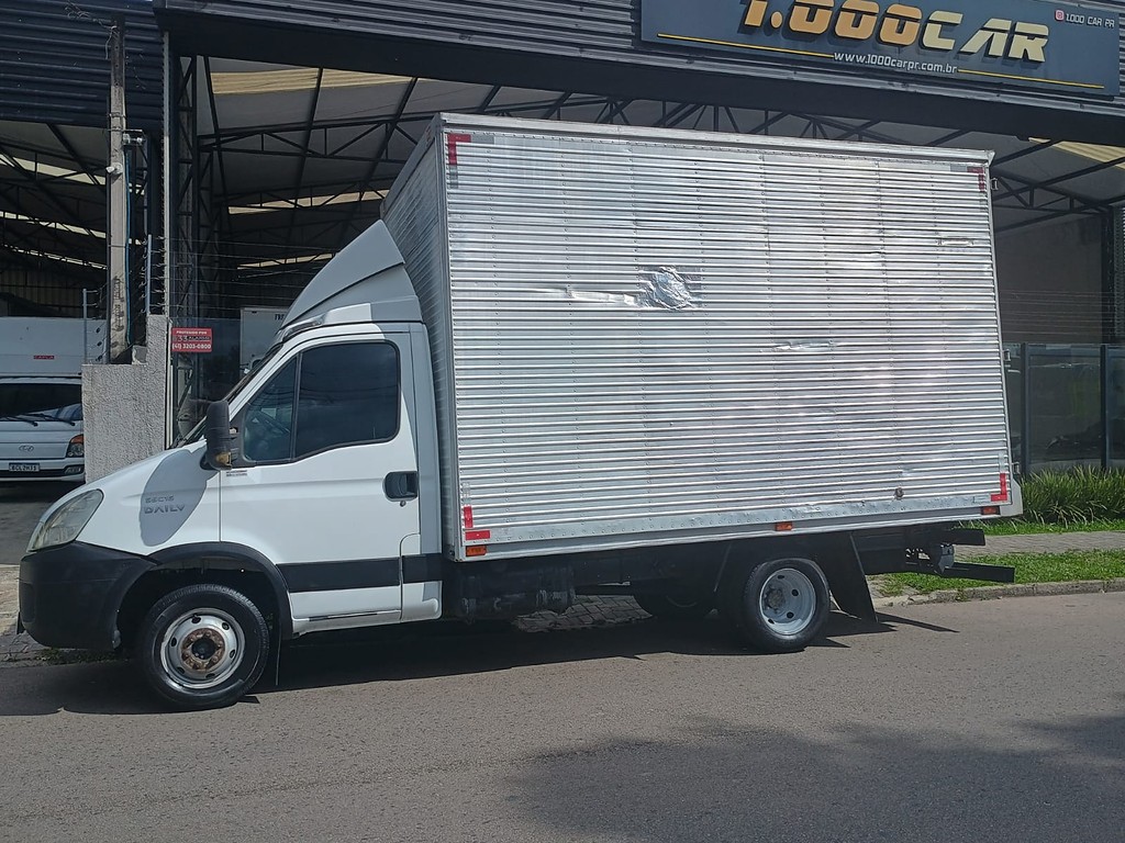Caminhão IVECO DAILY 55c16 Baú Furgão ANO 2011 de 1.000CAR Curitiba no Paraná
