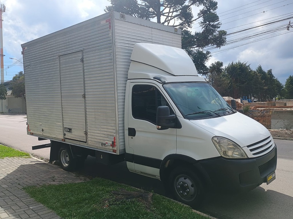 Caminhão IVECO DAILY 55c16 Baú Furgão ANO 2011 de 1.000CAR Curitiba no Paraná