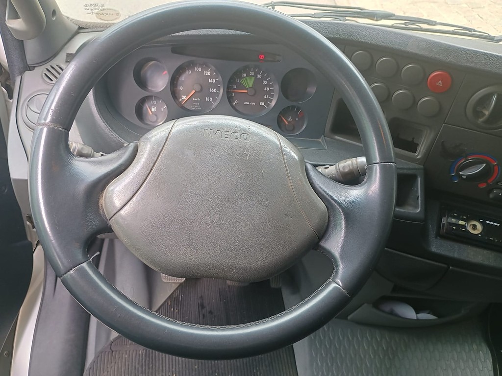 Caminhão IVECO DAILY 55c16 Baú Furgão ANO 2011 de 1.000CAR Curitiba no Paraná