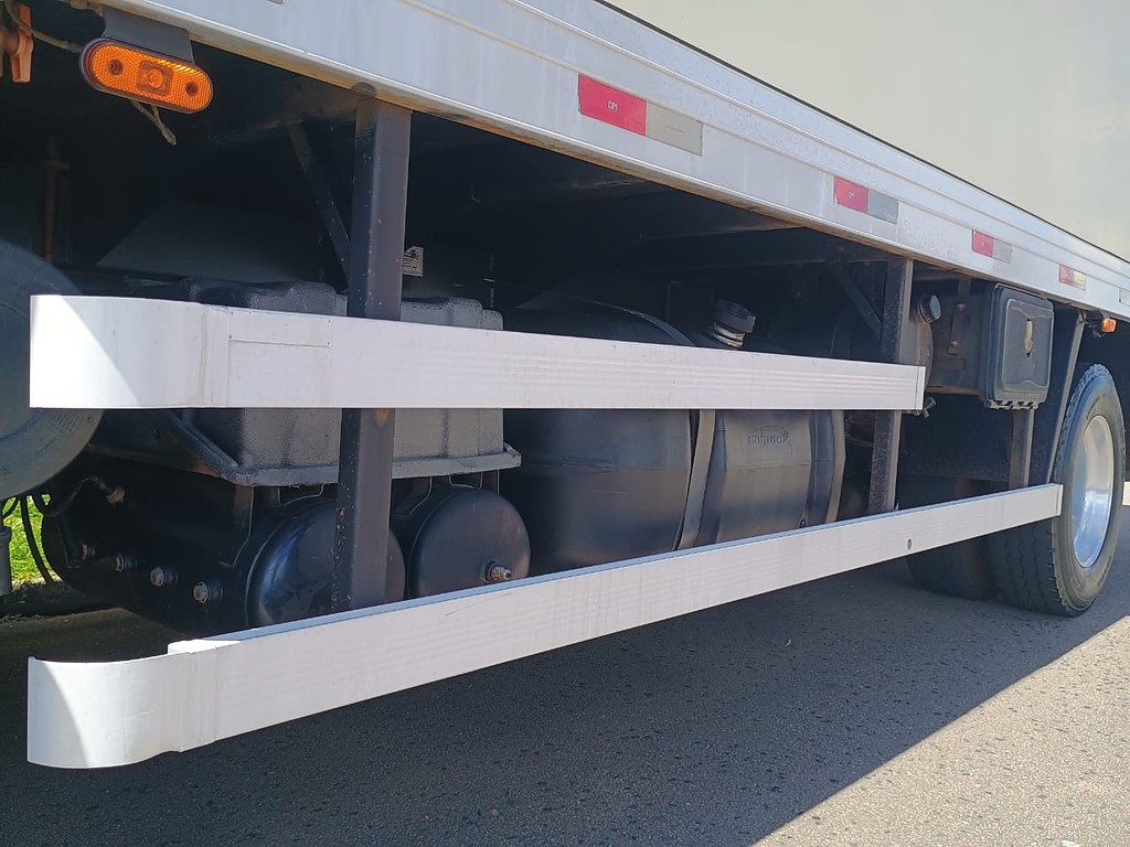 Caminhão VOLKSWAGEN VW 17230 Baú Refrigerado ANO 2020 de 1.000CAR Curitiba no Paraná