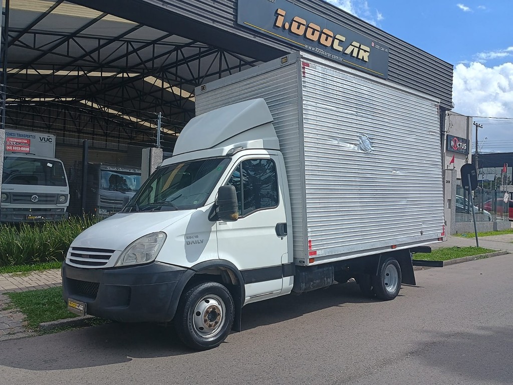 Caminhão IVECO DAILY 55c16 Baú Furgão ANO 2011 de 1.000CAR Curitiba no Paraná