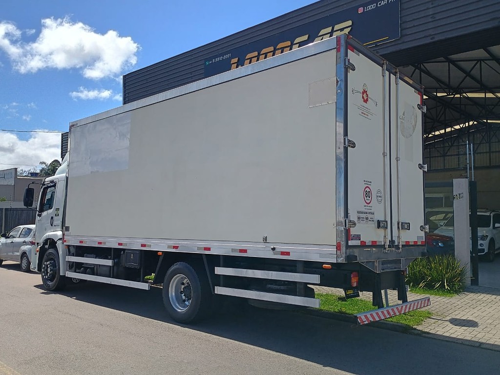 Caminhão VOLKSWAGEN VW 17230 Baú Refrigerado ANO 2020 de 1.000CAR Curitiba no Paraná