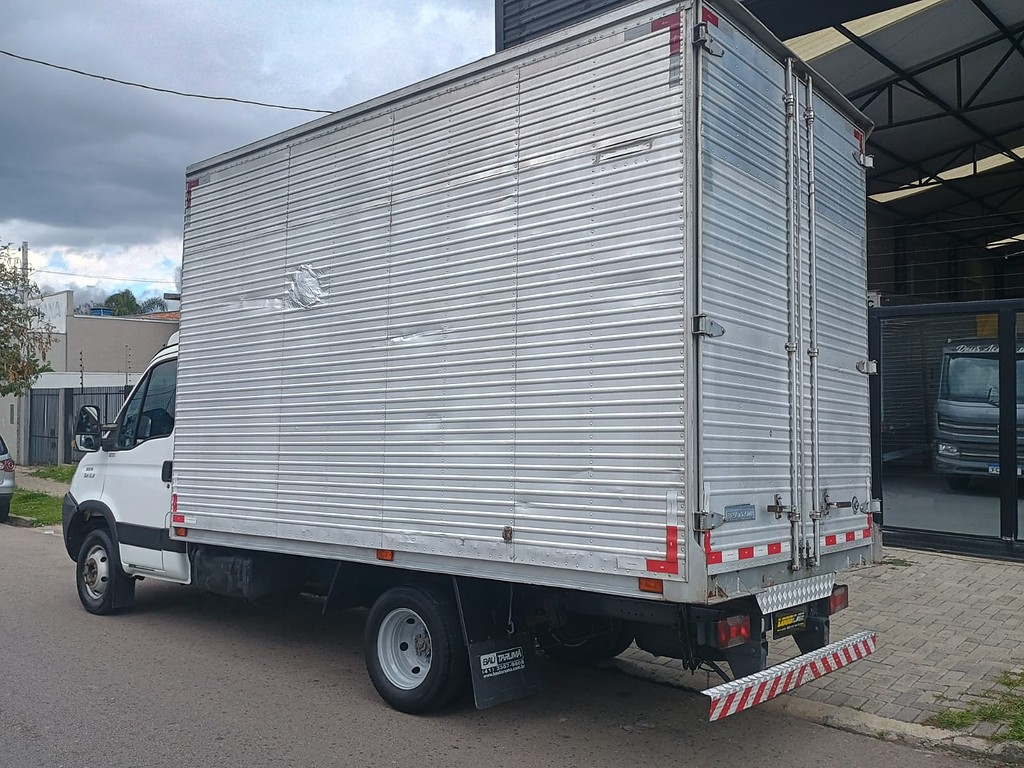 Caminhão IVECO DAILY 55c16 Baú Furgão ANO 2011 de 1.000CAR Curitiba no Paraná