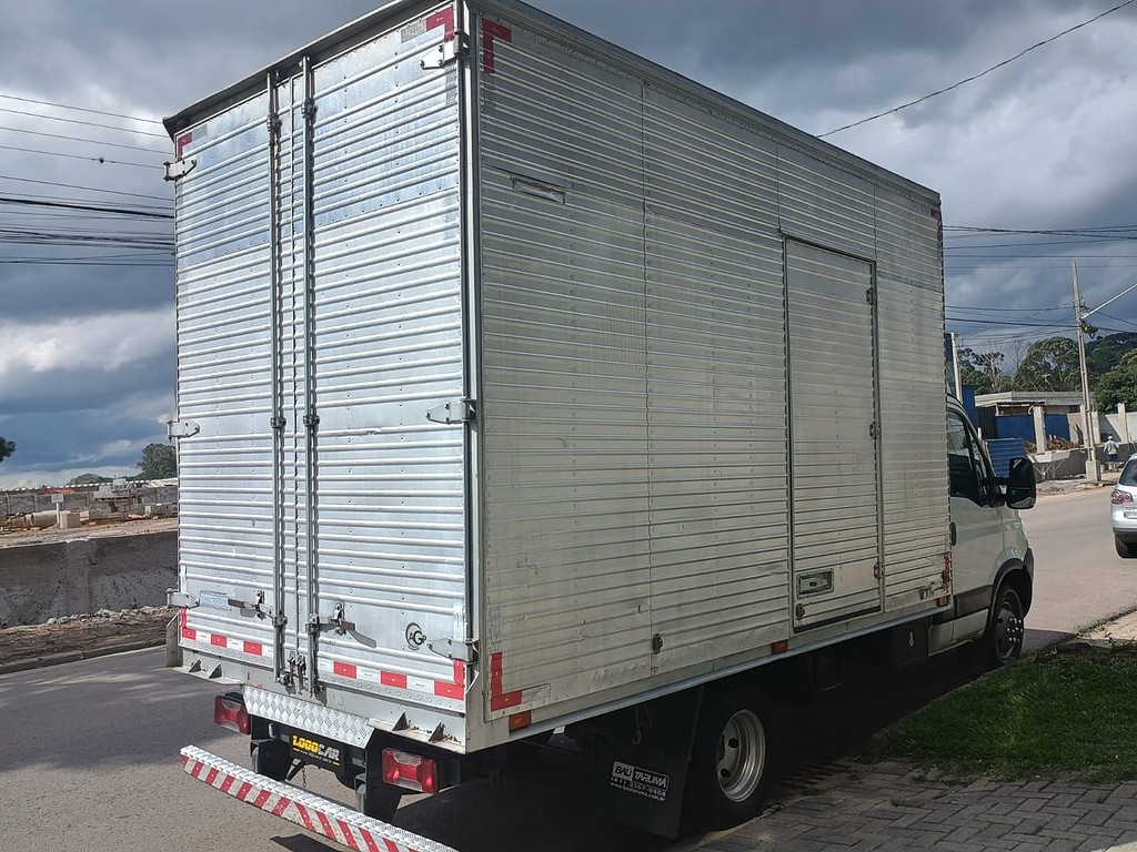Caminhão IVECO DAILY 55c16 Baú Furgão ANO 2011 de 1.000CAR Curitiba no Paraná