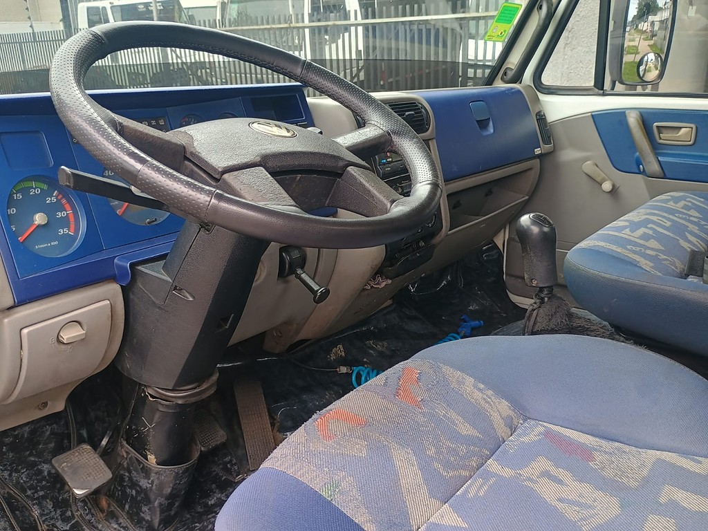 Caminhão VOLKSWAGEN VW 8120 Carroceria ANO 2011 de 1.000CAR Curitiba no Paraná