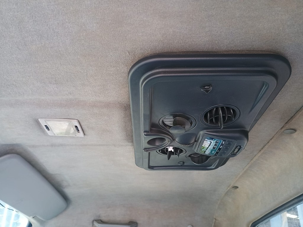 Caminhão VOLKSWAGEN VW 8120 Carroceria ANO 2011 de 1.000CAR Curitiba no Paraná